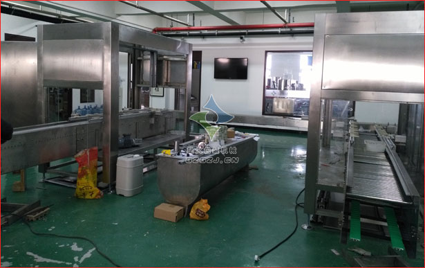 全自動(dòng)柴油尾氣凈化液灌裝設(shè)備