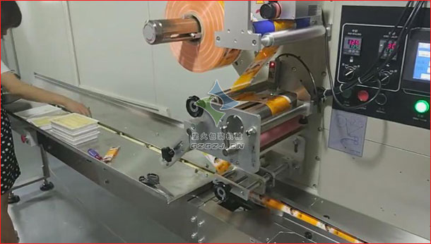 雞蛋卷枕式包裝機(jī),蛋卷酥自動(dòng)包裝機(jī)